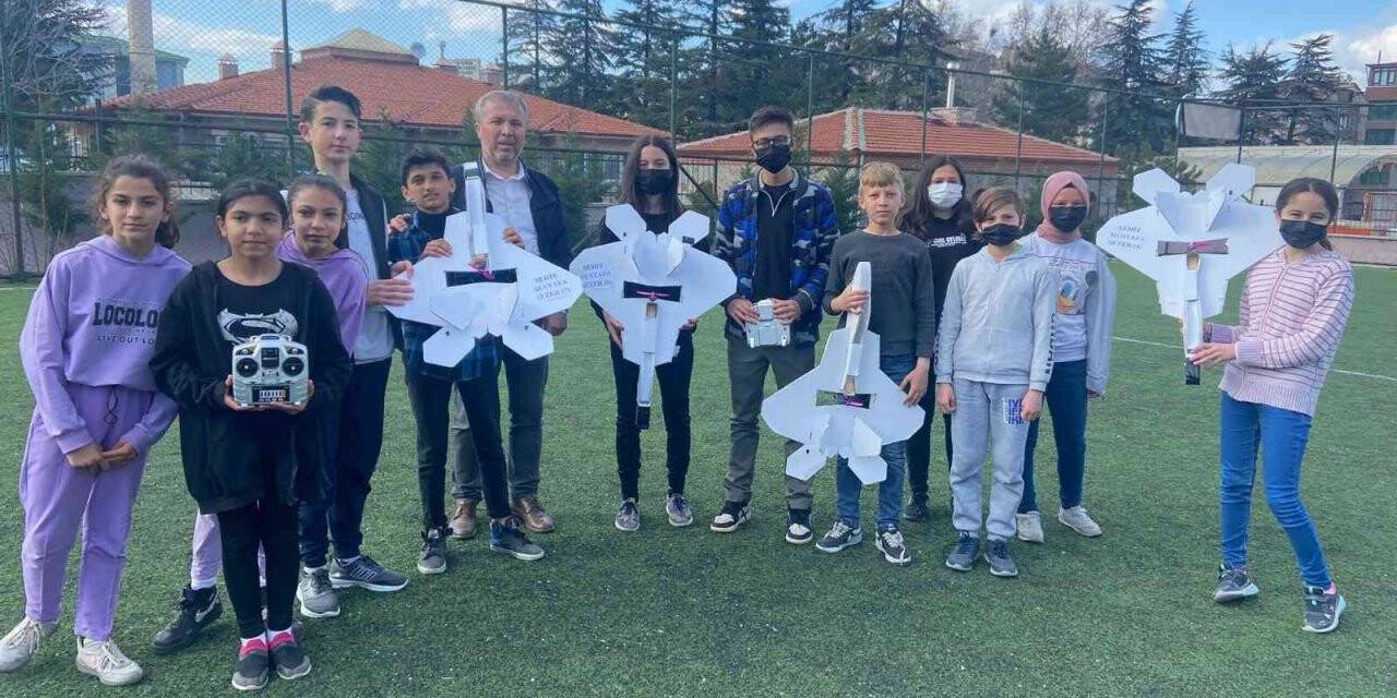 Liseli ağabeyleri ortaokul öğrencilerine model uçak yapmayı öğretti