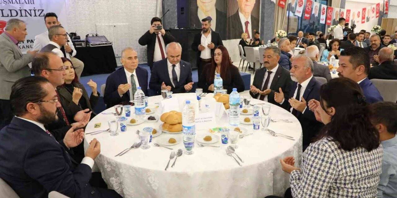 Denizli MHP’nin iftar softası, yüzlerce partiliyi buluşturdu