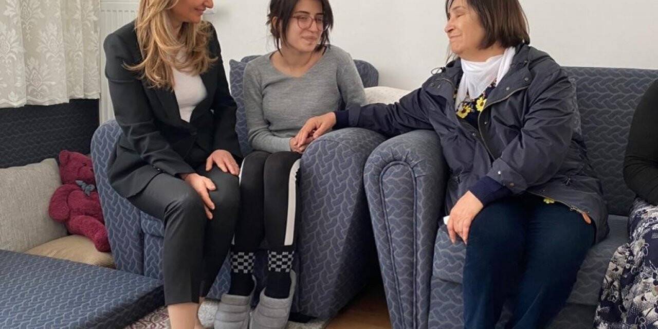 CHP lideri Kemal Kılıçdaroğlu’nun eşi Selvi Kılıçdaroğlu, evlatlarını kadın cinayetlerinde yitiren ailelerle buluştu