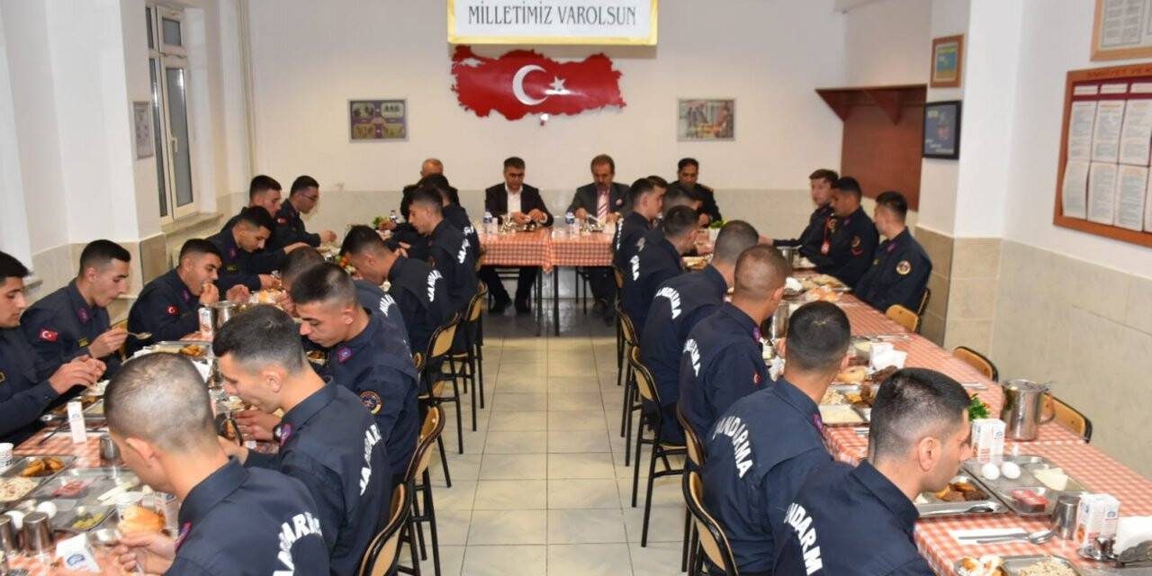 Vali Fuat Gürel, Jandarma personeli ile sahur yaptı