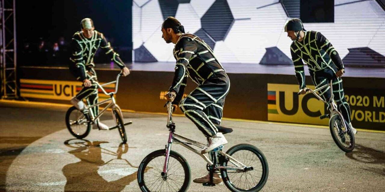 Öğrencilere canlı müzik ve bisiklet şovu