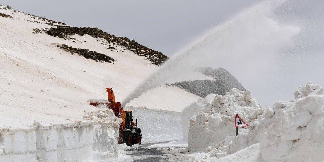 Van-Bahçesaray yolu ulaşıma açıldı