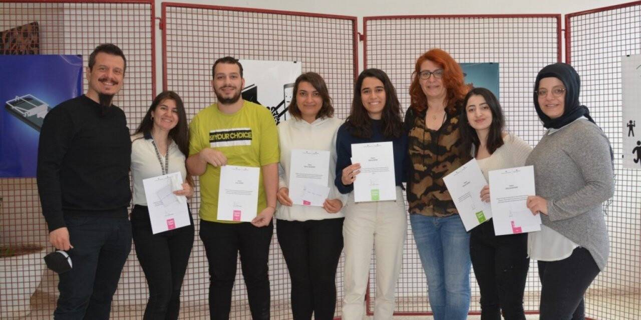 “Hayata Bağlı Ol” konulu afiş tasarımı yarışmasında dereceye giren öğrenciler ödüllendirildi