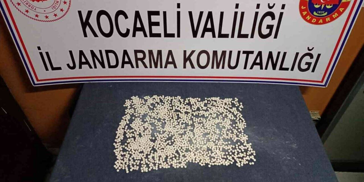 Durdurulan araçta 1827 uyuşturucu hap çıktı