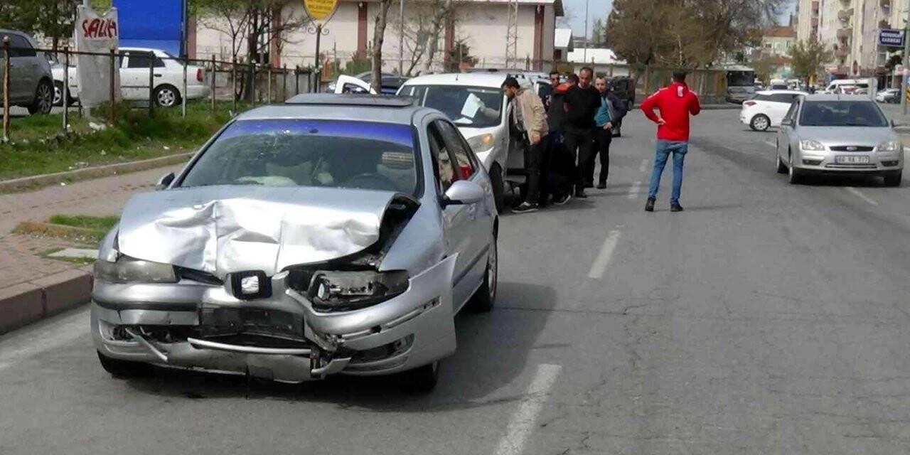 Otomobiller çarpıştı: 2 yaralı