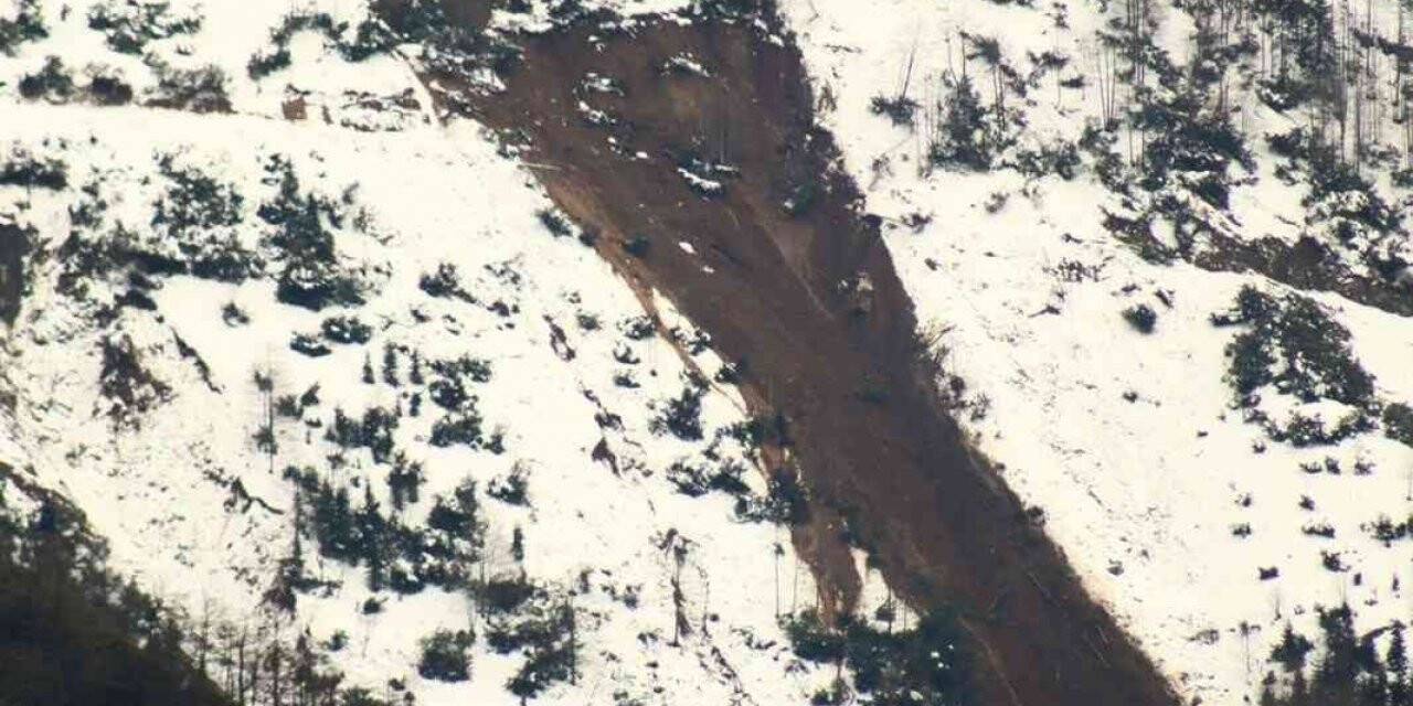 Rize’de meydana gelen heyelan anı kameraya yansıdı