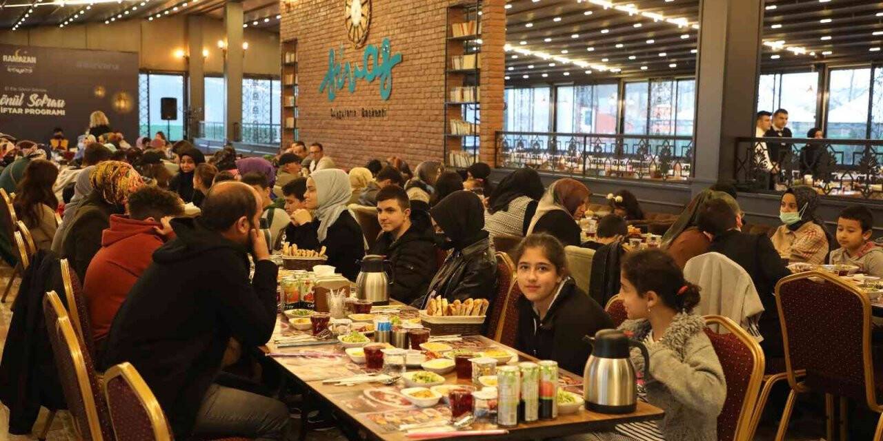 Yetim çocuklar iftar sofralarında buluştu