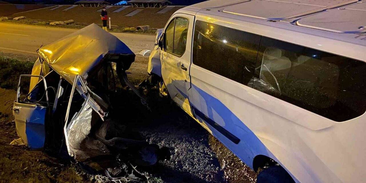 Sinop’ta trafik kazasında otomobil ikiye ayrıldı: 2 ölü, 2 yaralı