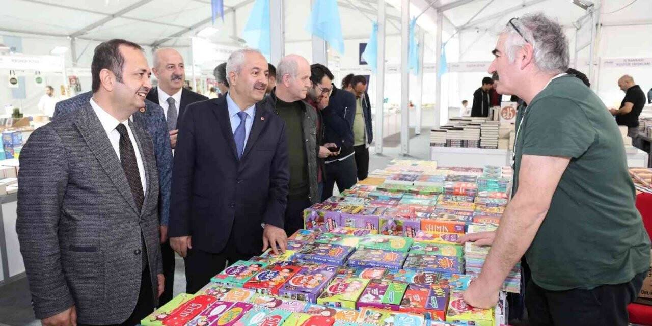 Bu fuarda yüzbinlerce kitap vatandaşlarla buluşuyor