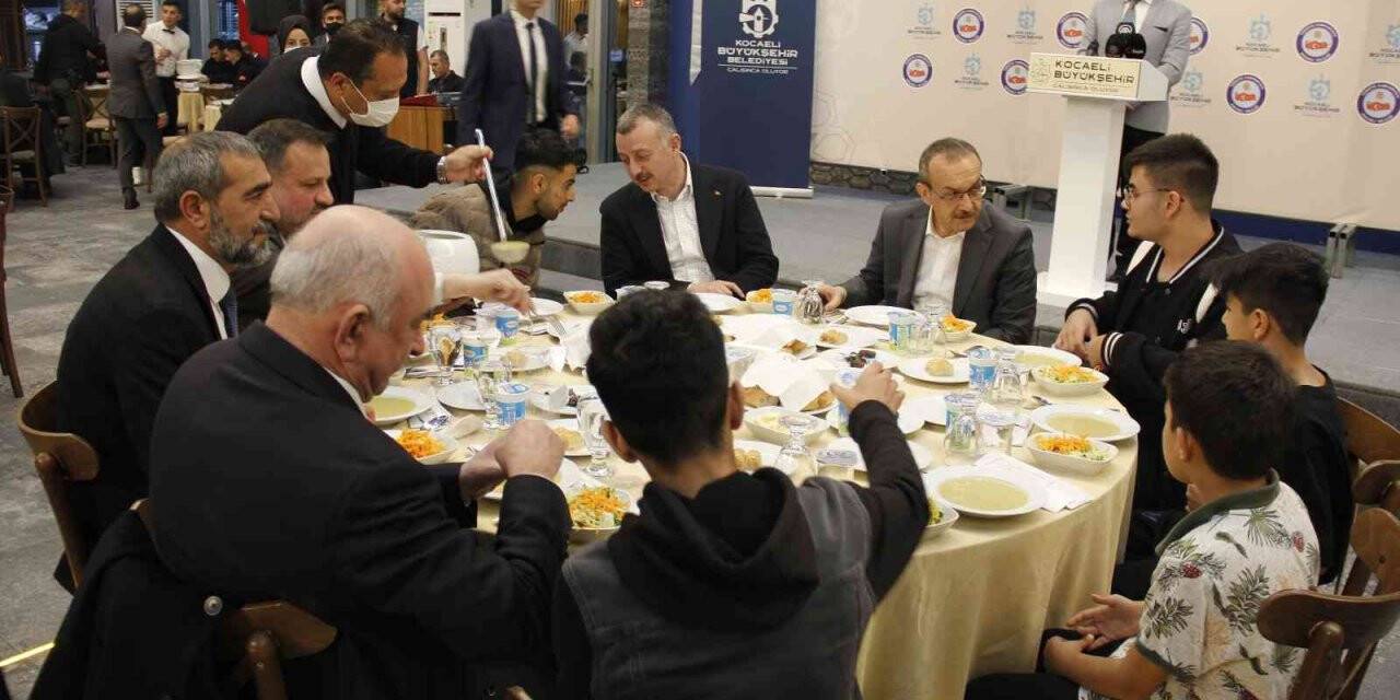 Kocaeli’de yetimler günü iftarına yüzlerce kişi katılım gösterdi