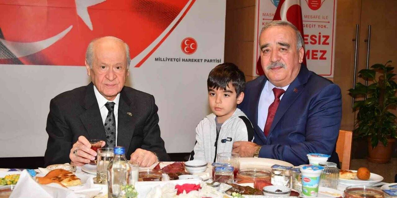 MHP lideri Bahçeli, şehit aileleriyle iftar yemeğinde bir araya geldi
