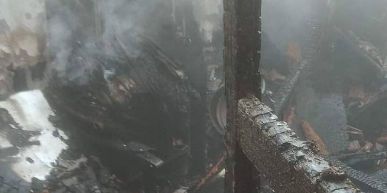 Yangında bir ev kullanılamaz hale geldi