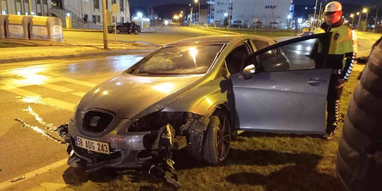 Kontrolden çıkan araç refüje çıktı: 4 yaralı