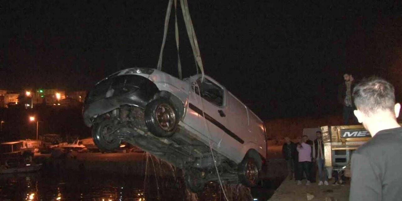 Sürücüsünün direksiyon hakimiyetini kaybettiği ticari araç denize böyle uçtu