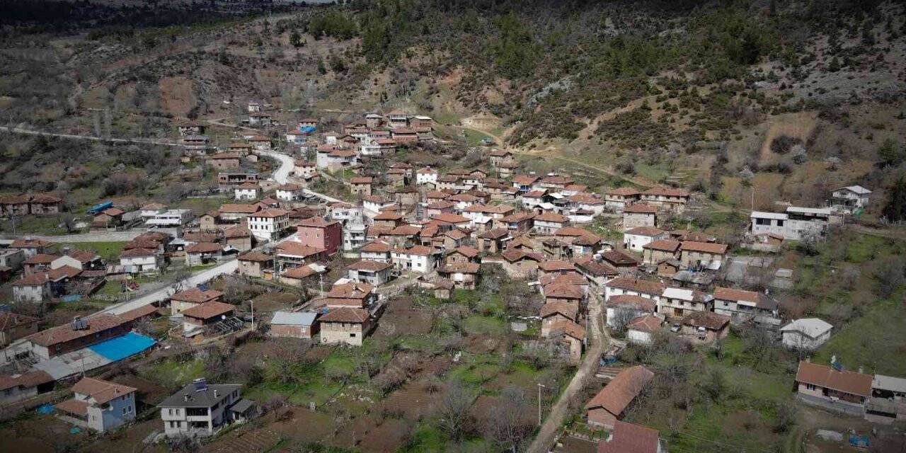 Köylüler kendilerine emanet edilen yüzlerce yıllık sancağa gözü gibi bakıyor