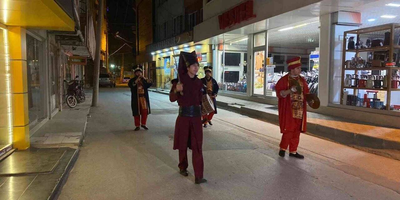 Sahurda davul yerine mehteren takımı uyandırdı