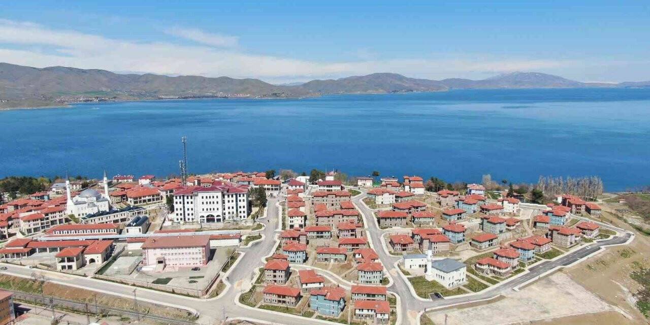 Depremin merkez üssünde vatandaşlar evlerine kavuşmanın mutluluğunu yaşıyor