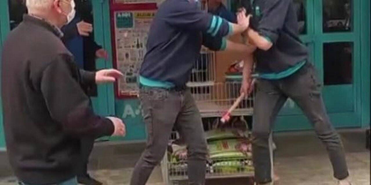 Ümraniye’de tartıştığı müşteriye keserle saldırdı