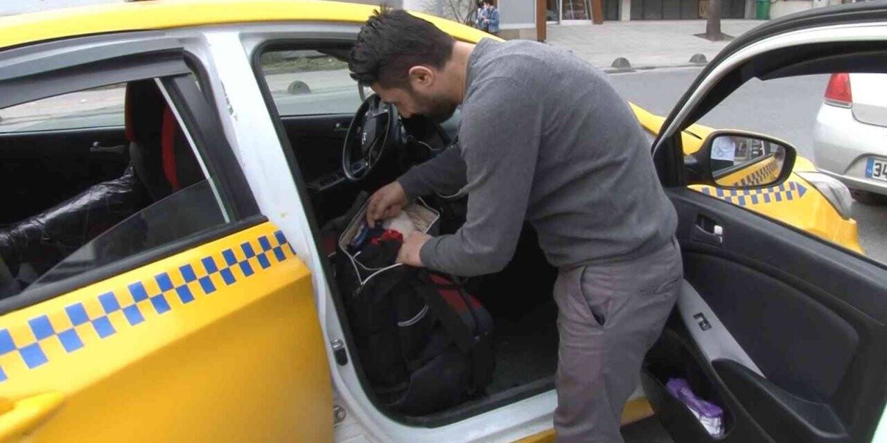 Ticari takside unutulan para dolu çantayı sahibine teslim etti