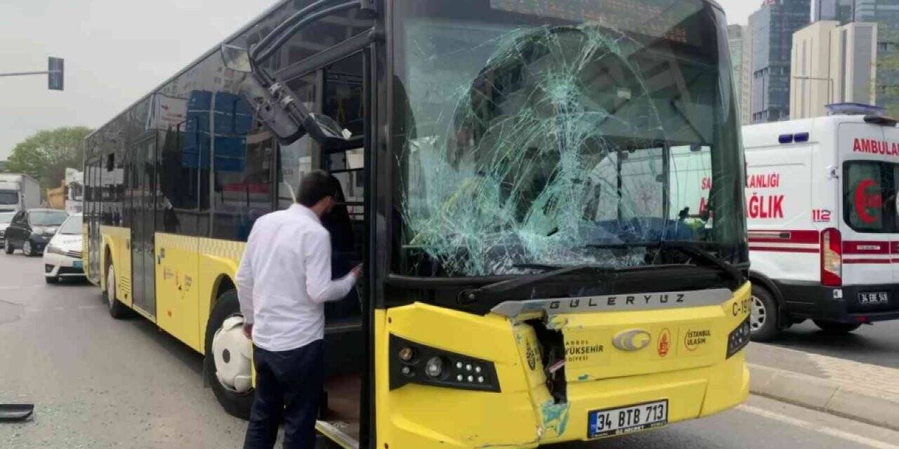 Maltepe’de İETT otobüsü yolcu dolu minibüse çarptı: 1 yaralı