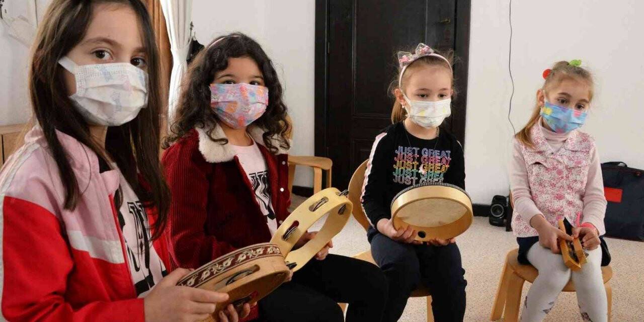 Bozüyük Belediyesi Çocuk Şenliği Sanatevi’nde devam ediyor