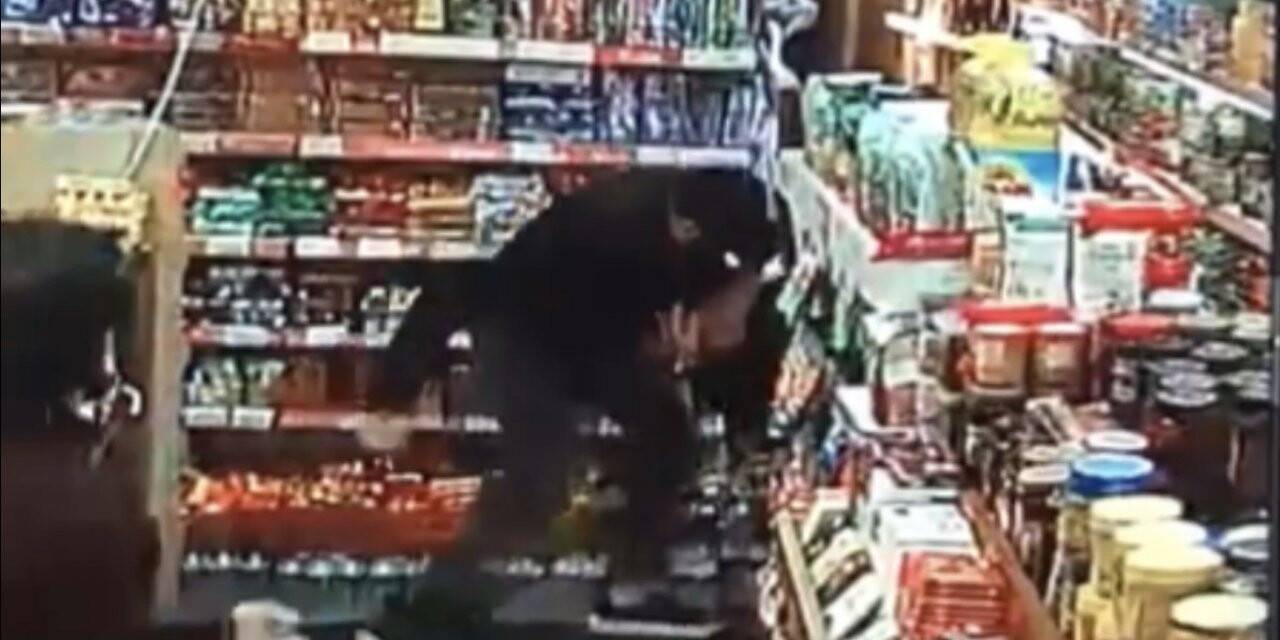 İstanbul’da dehşet anları kamerada: Arkadaşını dövenleri silahla vurarak yaraladı