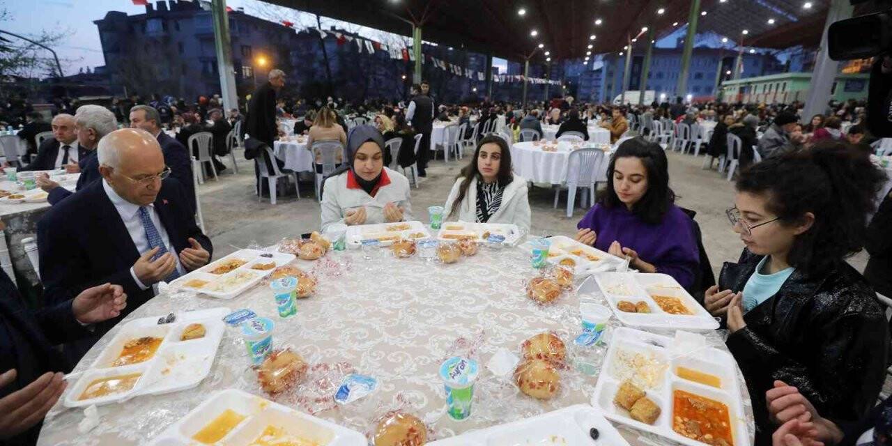 Demetevler sakinleri, iftar sofrasında buluştu