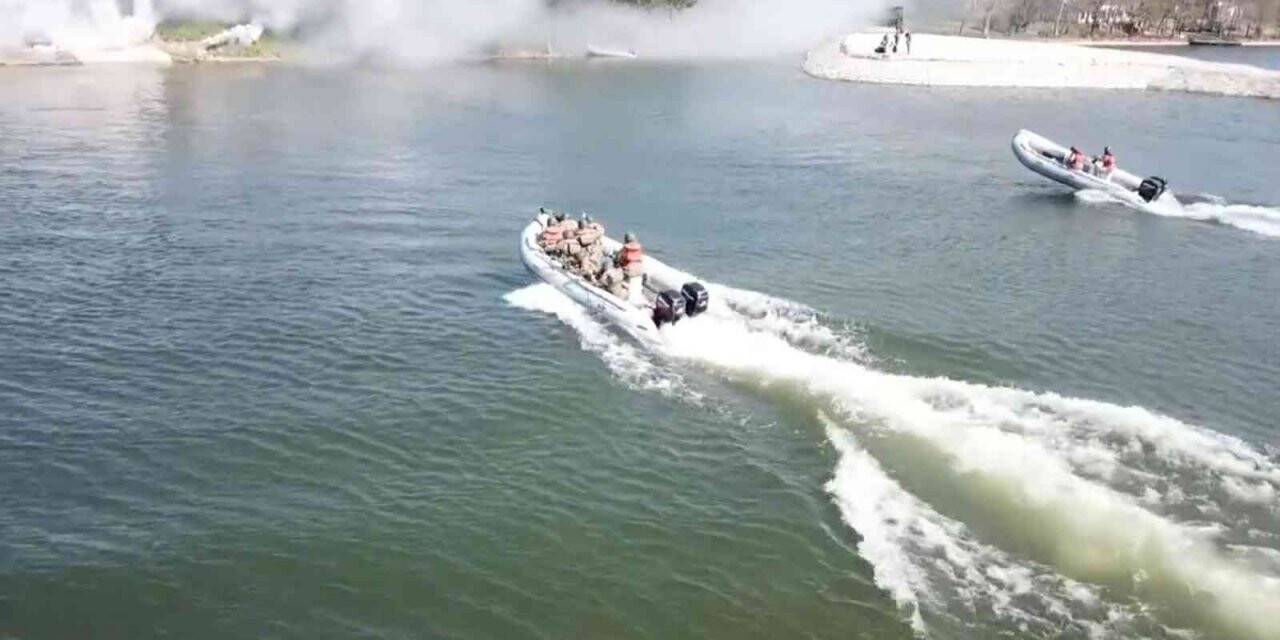 Durgun sulardan geçiş tatbikatı gerçeğini aratmadı