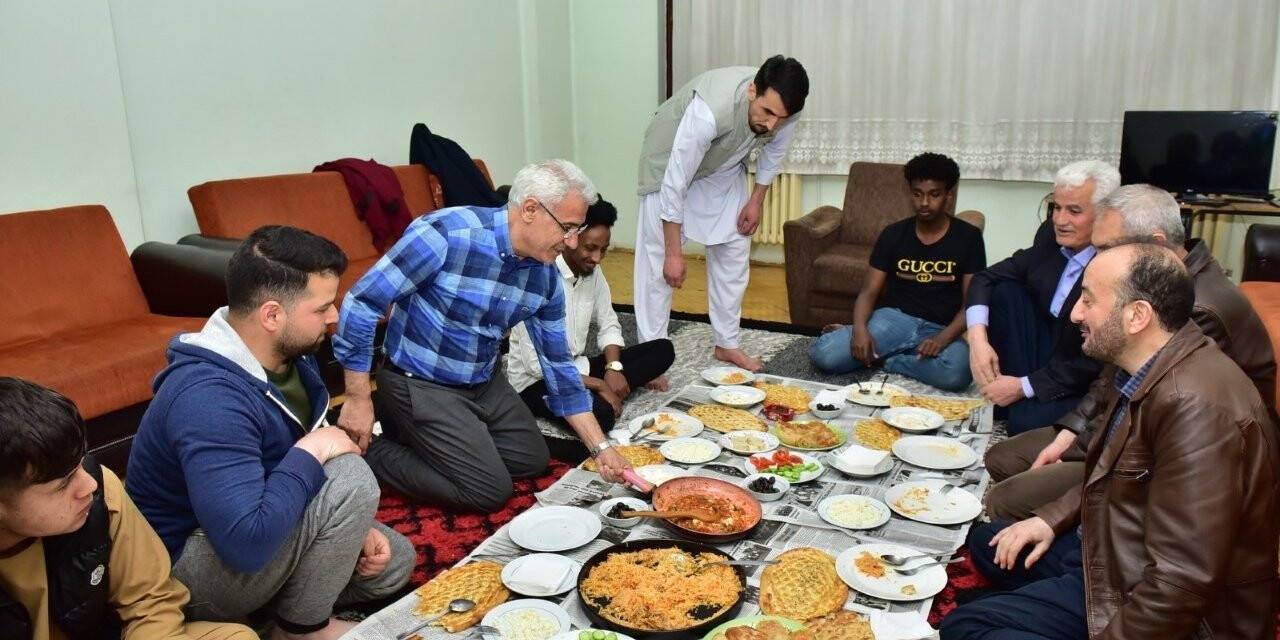 Başkan Güder yabancı uyruklu öğrencilerle sahur yaptı