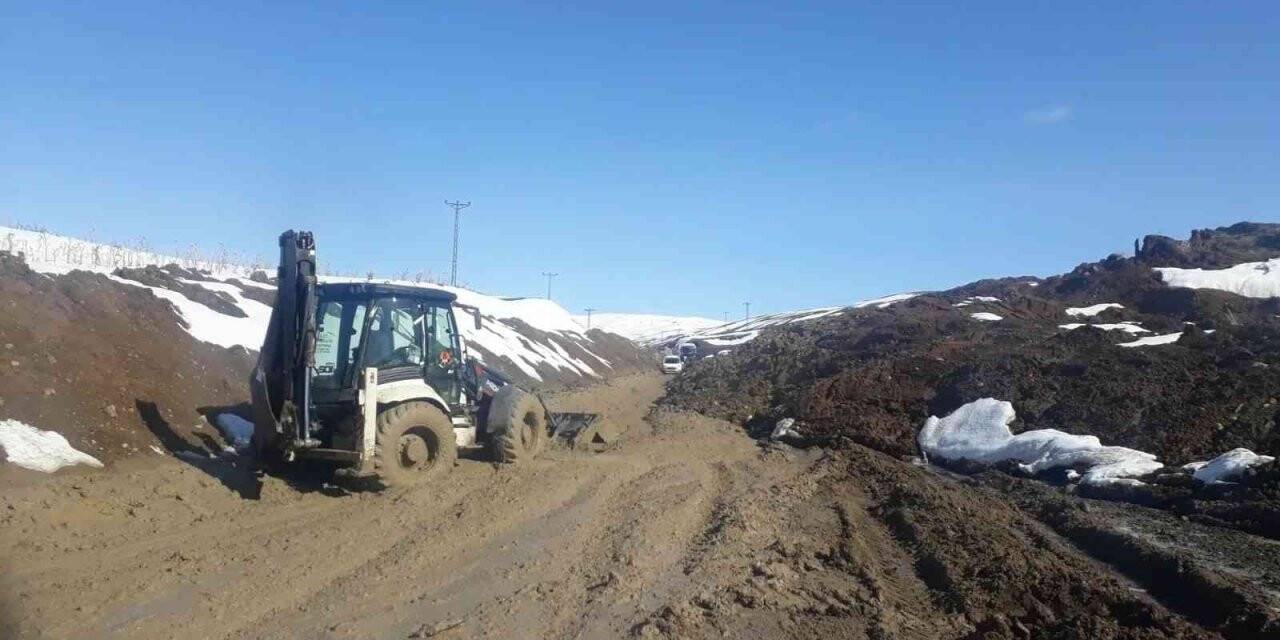 Erzurum-Tekman karayolu heyelan nedeniyle ulaşıma kapandı