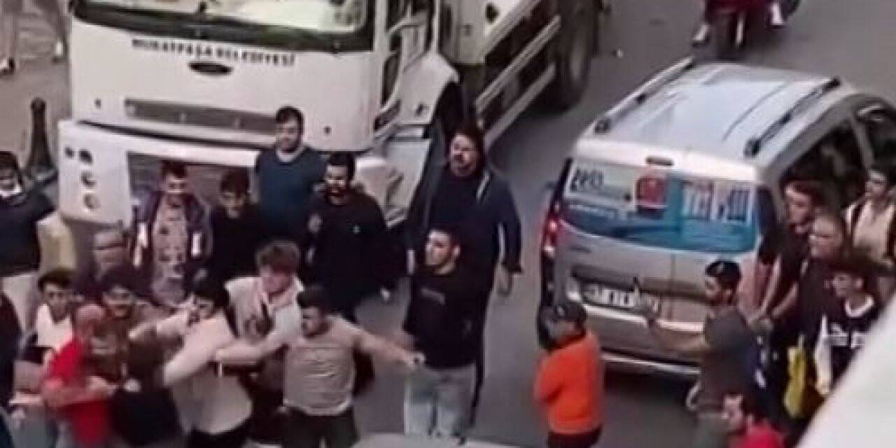 Antalya’da yol verme yüzünden çıkan kavgada tekme ve yumruklar havada uçtu