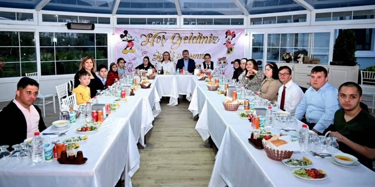 Vali Yılmaz ve eşi, down sendromlu çocuklarla iftarda buluştu