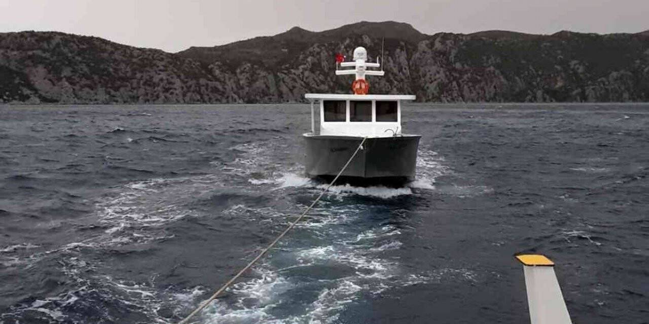 Arıza yapan tekneyi Kıyı Emniyet kurtardı