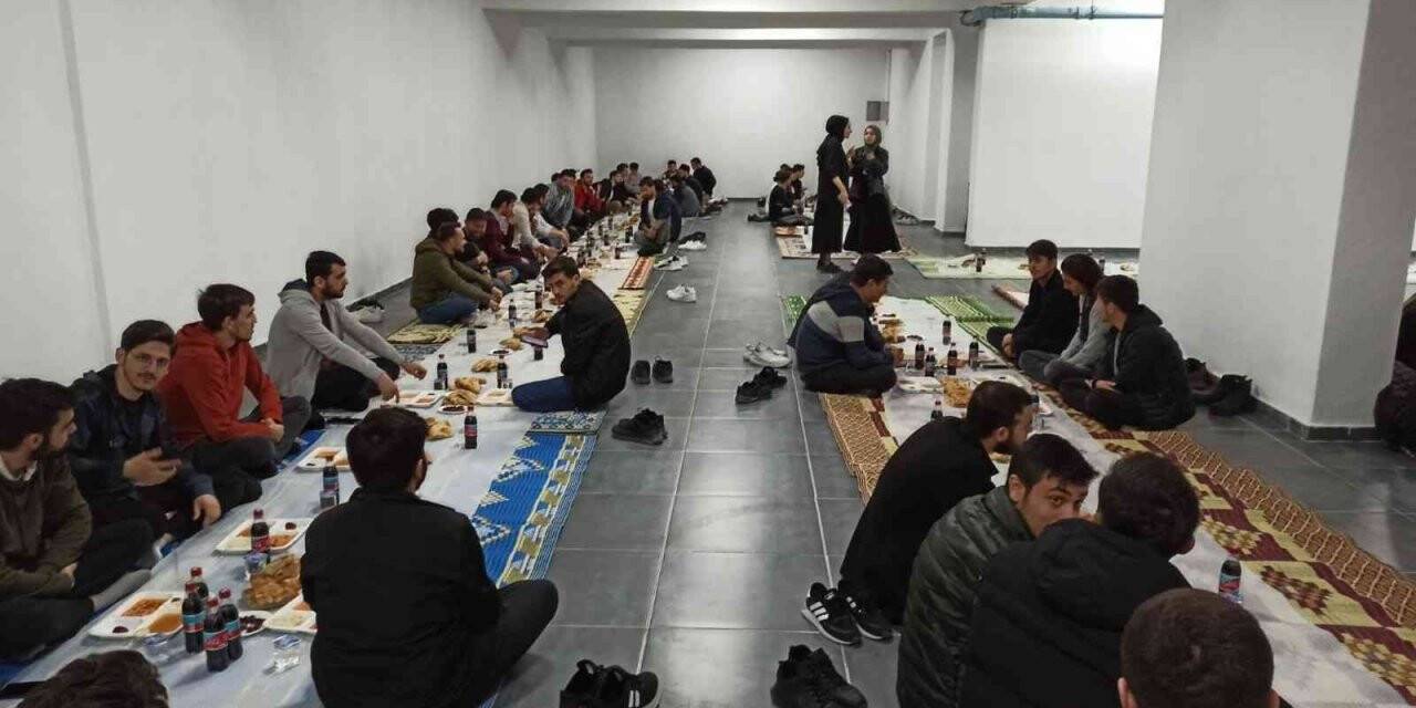 Başkan Yardımcısı Yurt, öğrencilerle iftarda buluştu