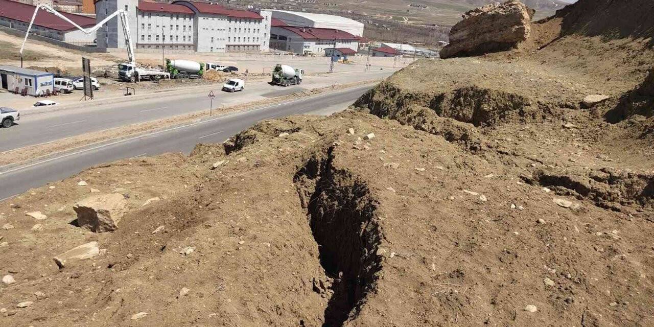 Edremit TOKİ yolu heyelan tehlikesine karşı kapatıldı