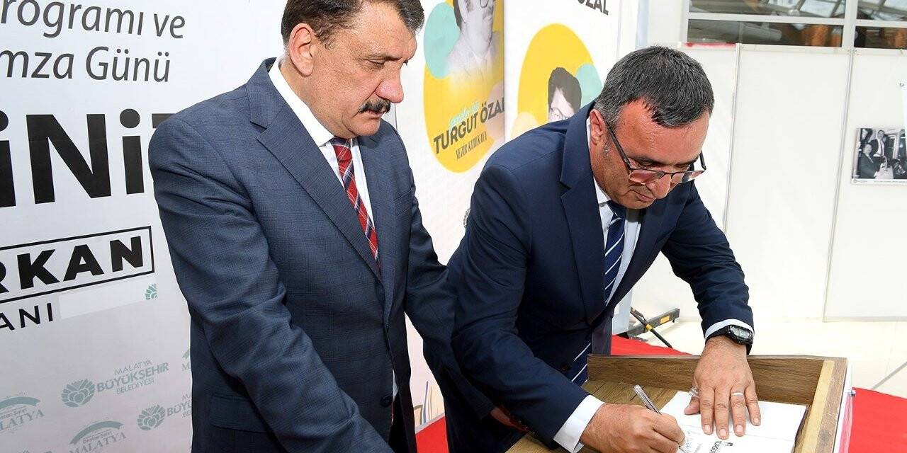 ‘Gençler İçin Turgut Özal’ kitabı, kitapseverlerle buluştu