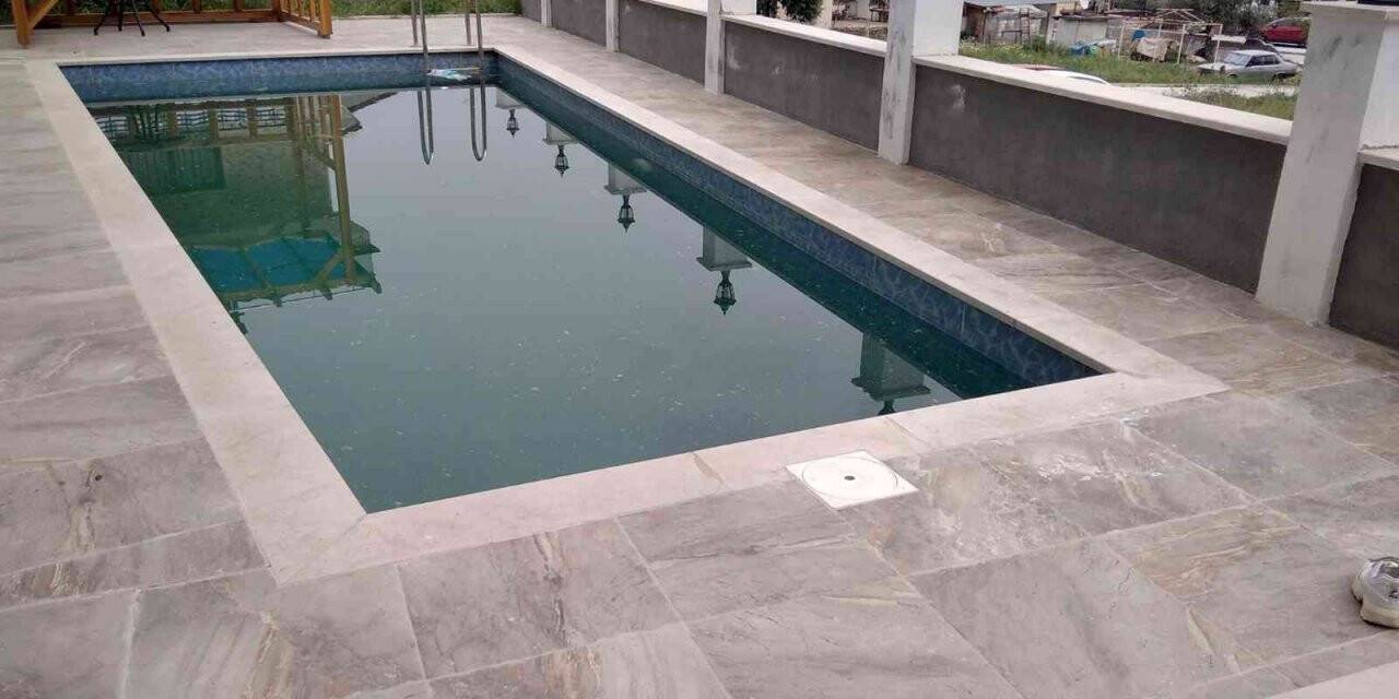 Fethiye’de yağmur suyu dolu havuza düşen 3 yaşındaki çocuk öldü