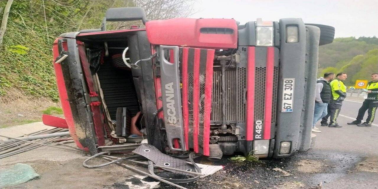 Demir yüklü tır devrildi: 1 ölü