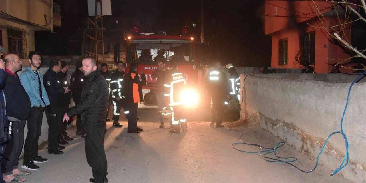 Evi ateşe verip kapıyı üzerlerine kilitlediler