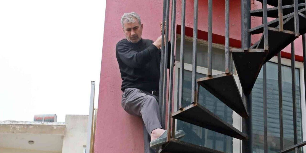 Pansiyonda çıkan yangında yarım kalmış yangın merdiveninde mahsur kaldı