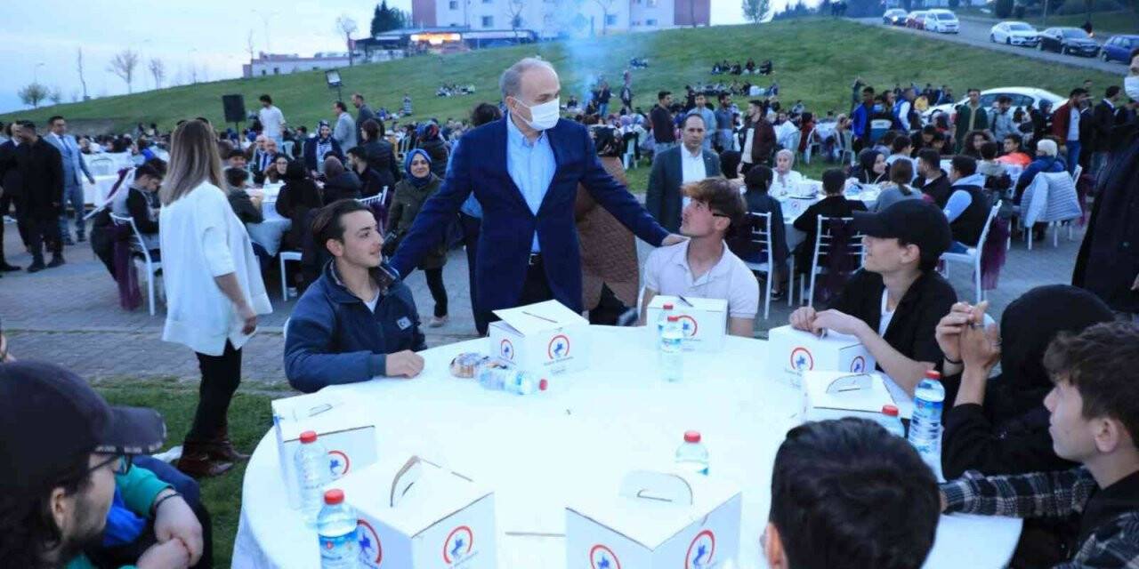 Başkan Özlü yüzlerce gençle iftarda bir araya geldi