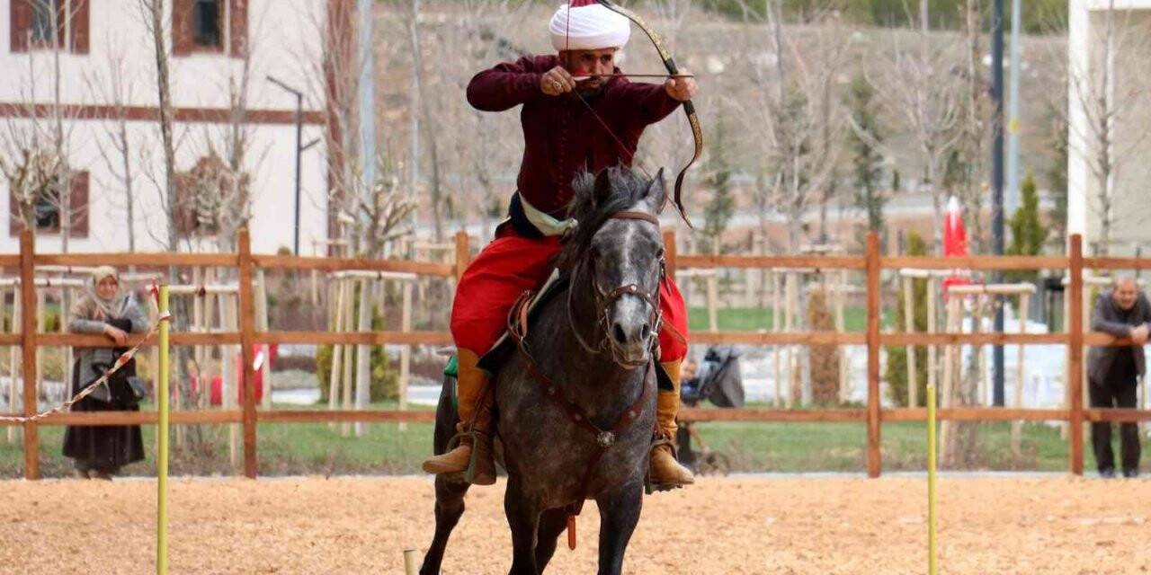 Açılışa gün sayan Hamidiye Kültür Bahçesi’nde atlı okçuluk gösterisi ilgi gördü