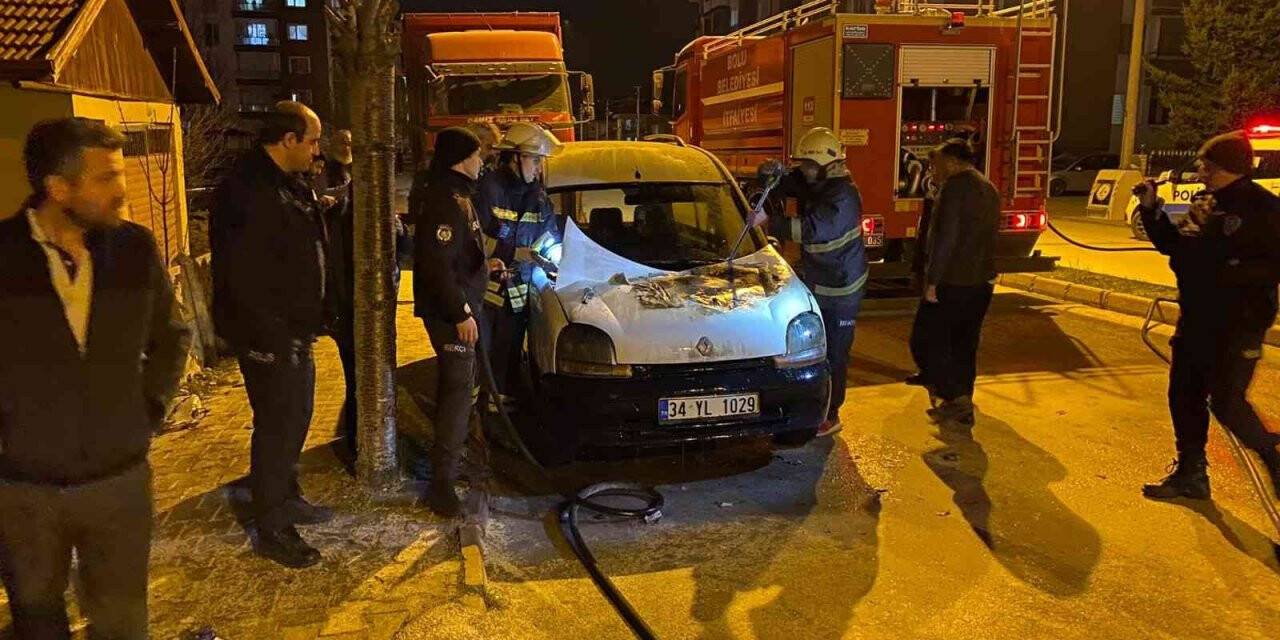 Park halindeyken yanan araçta hasar oluştu