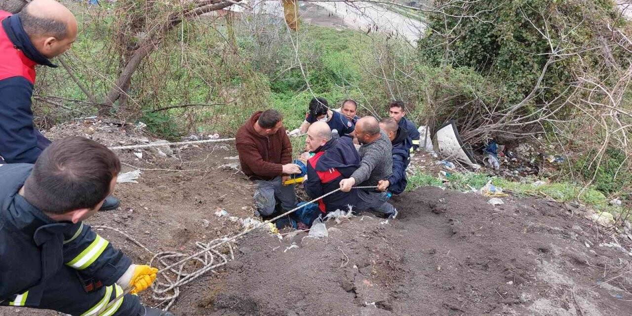 Yaşlı adam çöp toplarken uçuruma yuvarlandı