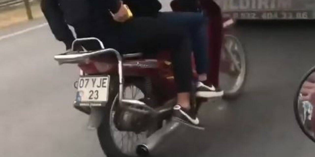 Antalya’da motosikletli gençlerden yürekleri ağza getiren hareket
