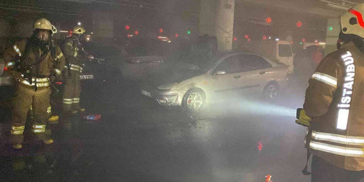 Büyük Çamlıca Camii otoparkında yanan otomobil paniğe neden oldu