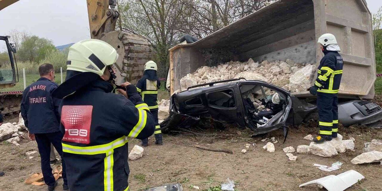 Taş yüklü kamyon çarpıştığı aracın üzerine devrildi: 1 ölü, 2 yaralı