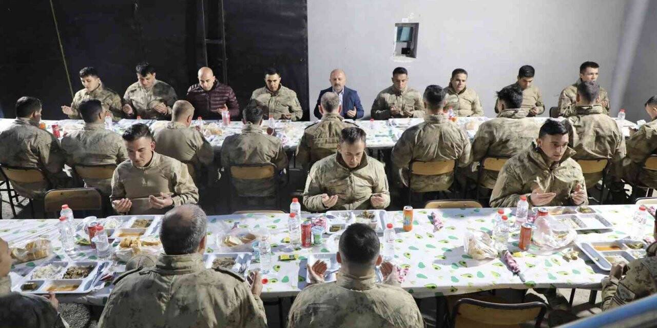 Vali Varol, Ağrı Dağı eteklerinde görev yapan askerlerle iftar yaptı