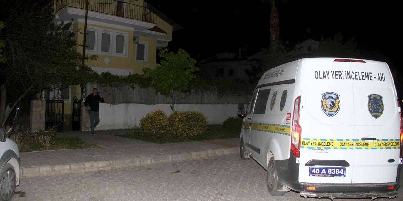 Ev arkadaşını çekiçle öldürdü