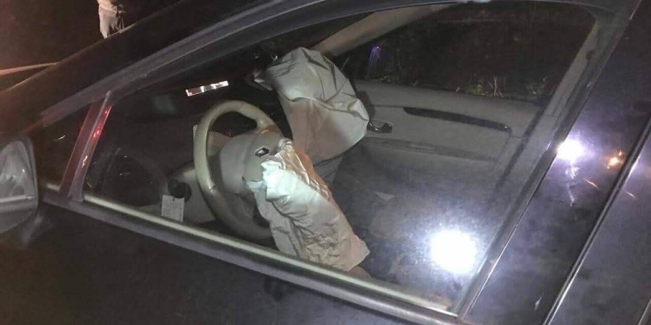 Yamaçtan kopan dev kayalar Hopa-Kemalpaşa karayolunu ulaşıma kapattı